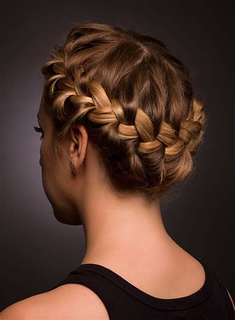 Begin in a traditional braid by crossing the “right” strand over to the center. Then, cross the “left” strand from over to the center. Repeat until you've made a few rows of a traditional braid. 5. Work in new hair. Keep going with this traditional braid pattern, but start bringing in other pieces of hair.